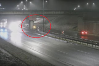 Ruda Śląska: Kolejny wypadek na Zakręcie Mistrzów. Samochód uderzył w bariery i zrobił kilka piruetów [WIDEO]