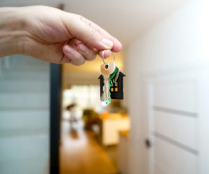 Ile kosztuje mieszkanie pod Warszawą? Można zaoszczędzić nawet setki tysięcy