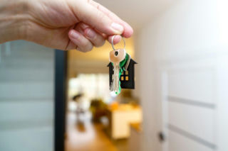 Ile kosztuje mieszkanie pod Warszawą? Można zaoszczędzić nawet setki tysięcy