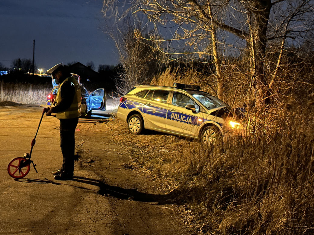 Dawidy Bankowe. Radiowóz uderzył w drzewo. W środku były dwie nastolatki