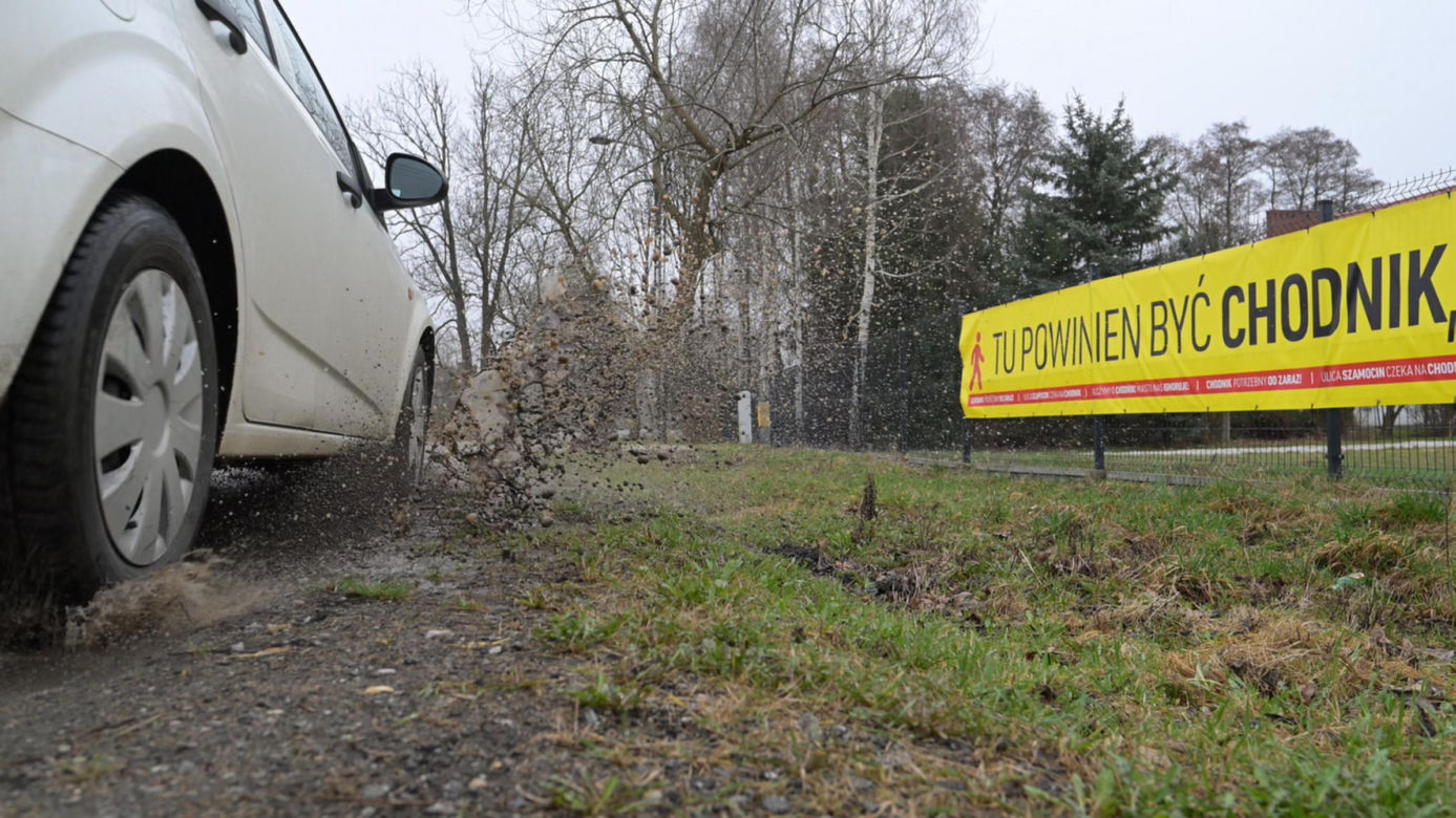 "Chcemy chodnika i autobusu". Mieszkańcy ul. Szamocin na Białołęce apelują do urzędników