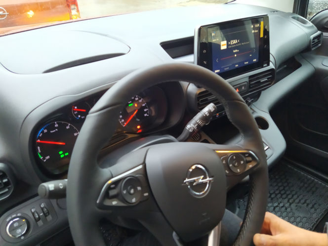 Nowe auta elektryczne, którymi będą jeździć urzędnicy i pracownicy instytucji pomocowych, są bardzo nowoczesne