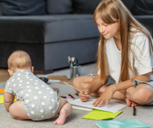 Masz w domu nastolatka i malucha? Ten błąd robi większość rodziców