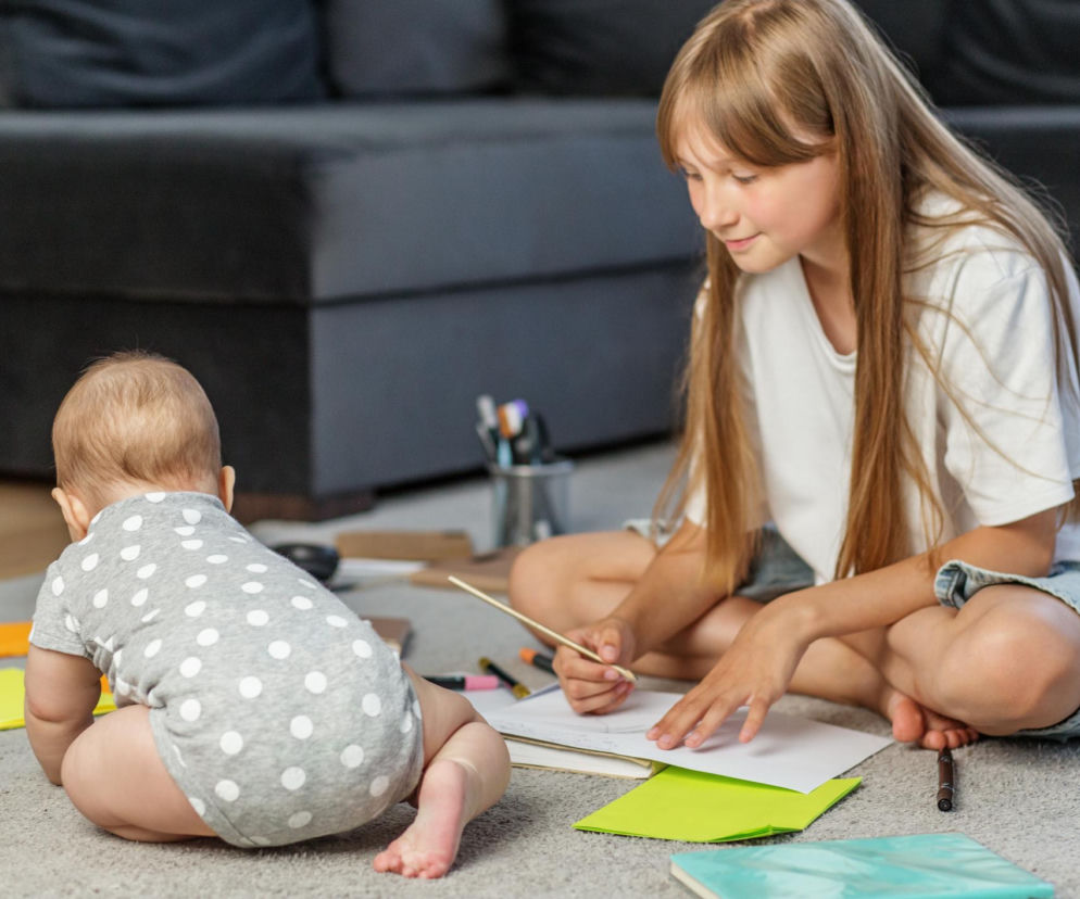 Masz w domu nastolatka i malucha? Ten błąd robi większość rodziców