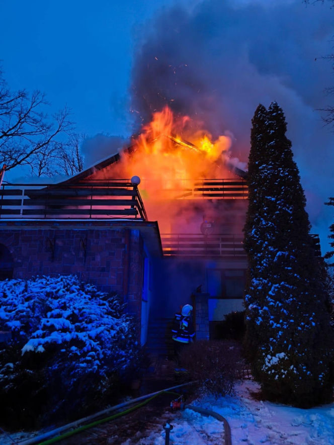 Suchedniów. Pożar domu jednorodzinnego w Nowy Rok [ZDJĘCIA]