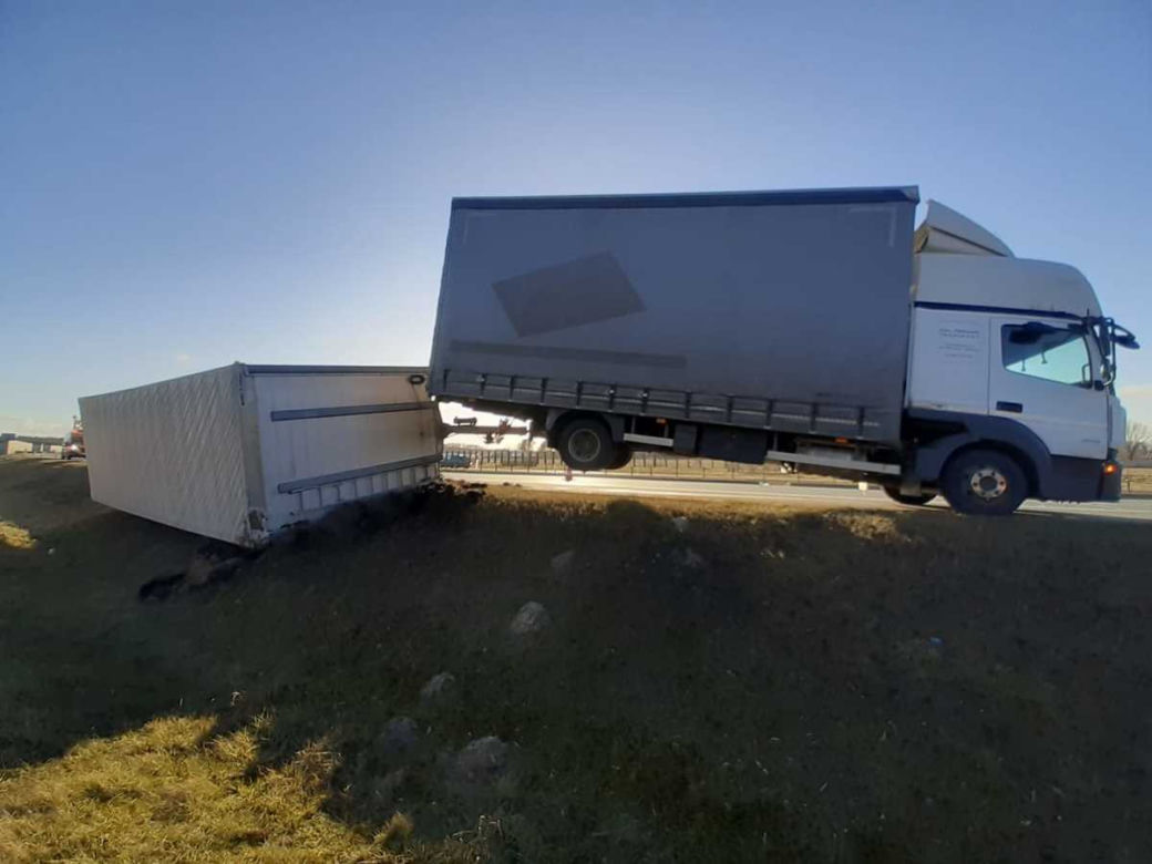 Chwile grozy na autostradzie A1! Silny wiatr przewrócił naczepę ciężarówki [ZDJĘCIA]