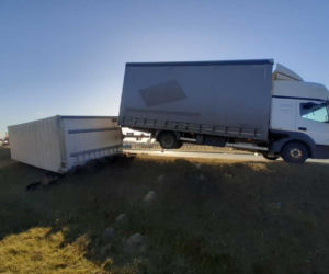 Chwile grozy na autostradzie A1! Silny wiatr przewrócił naczepę ciężarówki [ZDJĘCIA]