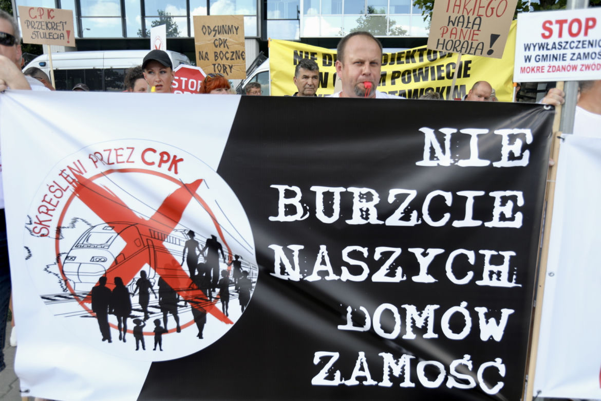 Rolnicy w stolicy przeciwko CPK. Protest przy dworcu zachodnim przed siedzibą spółki