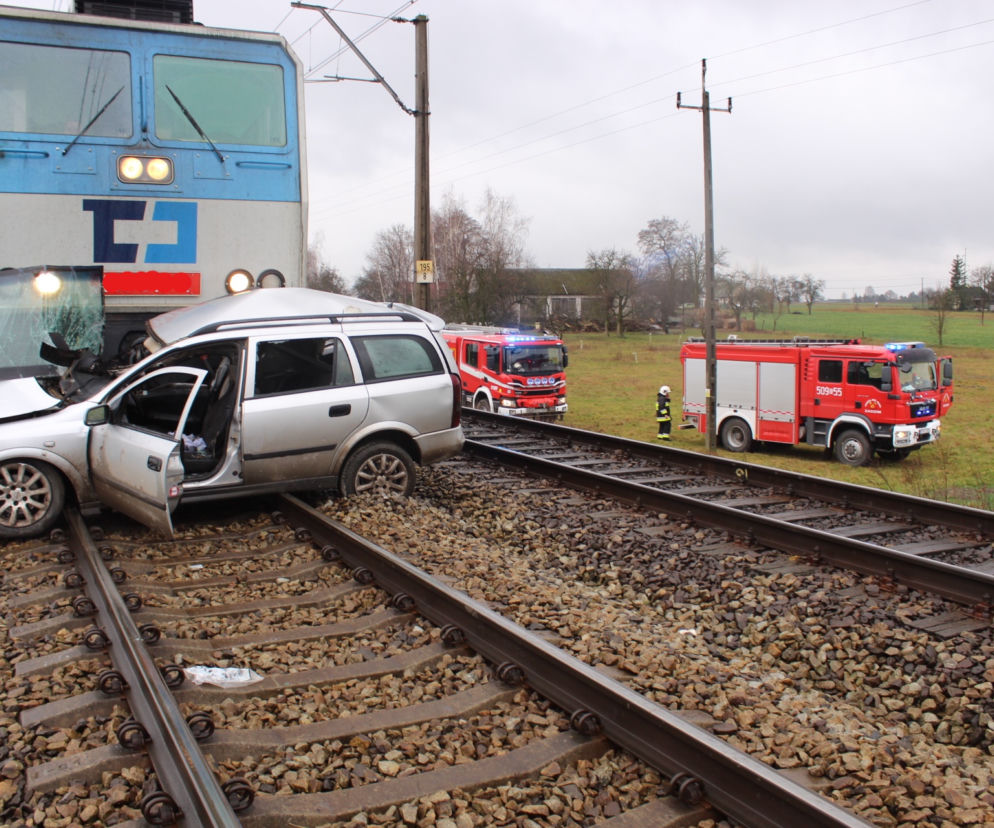 TRAGEDIA na przejeździe w Łódzkiem. Osobówka ZMIAŻDŻONA przez lokomotywę [ZDJĘCIA]