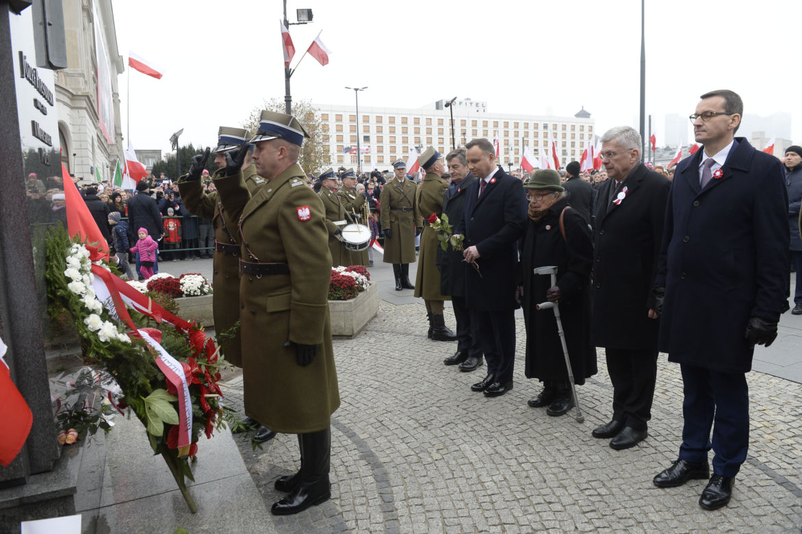 Andrzej Duda pod pomnikiem Józefa Piłsudskiego położył tylko dwie róże 