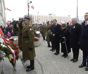 Andrzej Duda pod pomnikiem Józefa Piłsudskiego położył tylko dwie róże 
