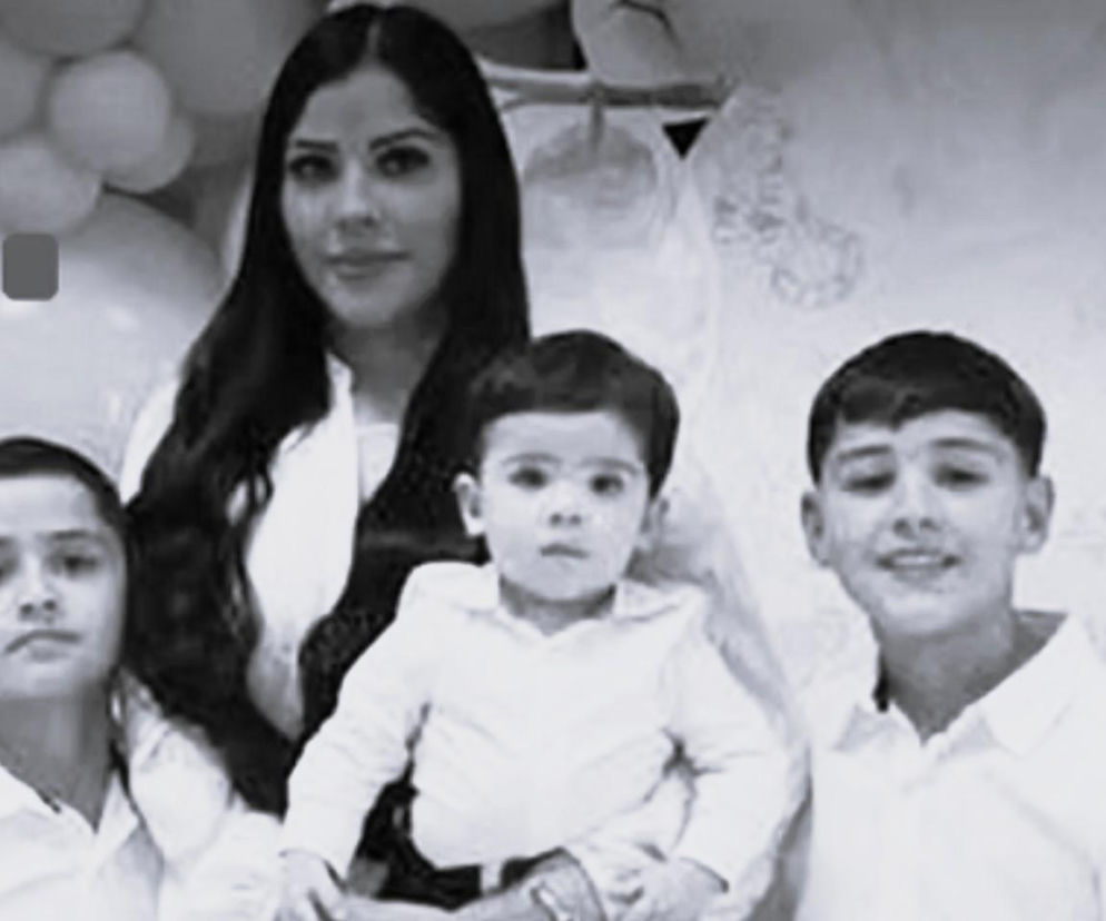 Czarno-białe zdjęcie influencerki Cindy Tamez z trojgiem dzieci. O tragedii w Montemorelos przeczytasz na SE.