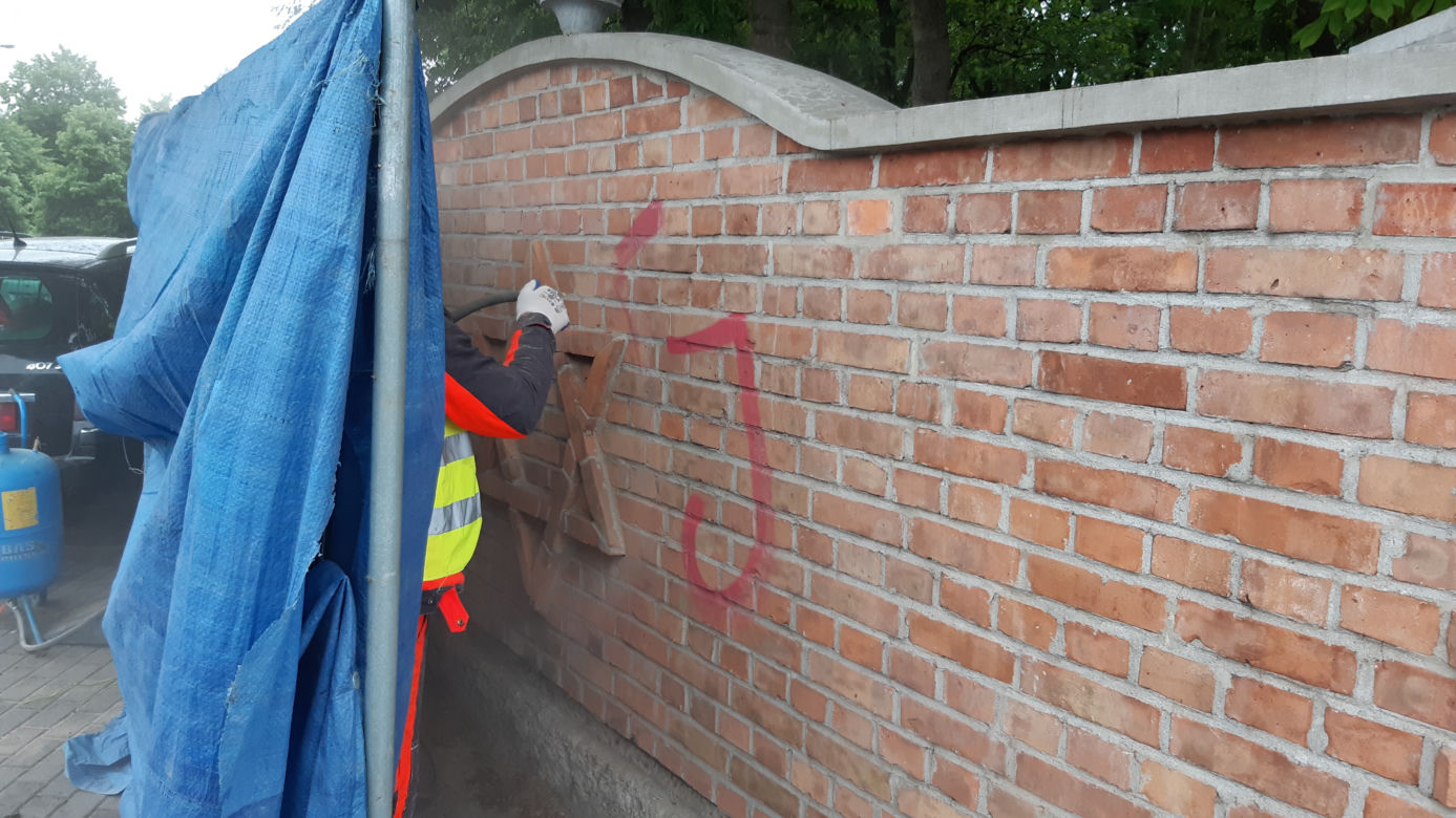 Napisu „Anty-Jude” nie ma już na murze cmentarza