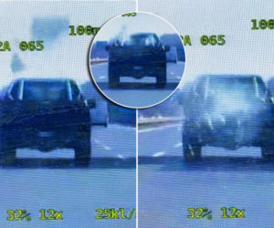 Bryła lodu spadła z samochodu na autostradzie! Kierowca dostał duży mandat