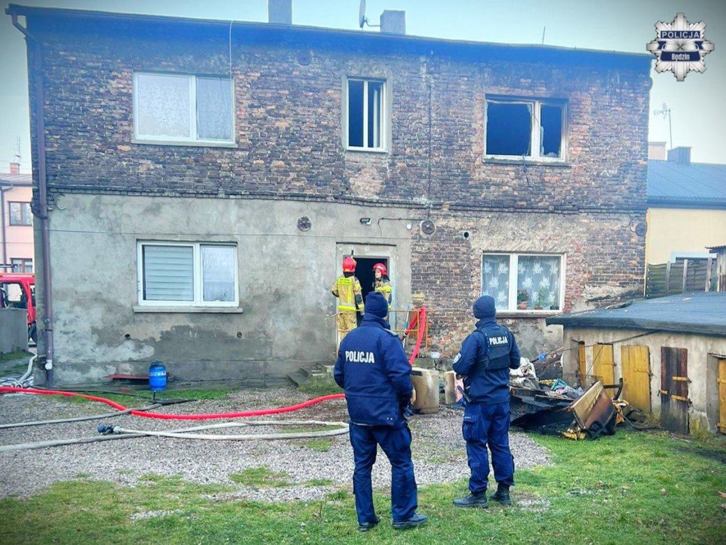 Będzin. Kłęby dymu i ogień w kamienicy. Nie żyje 67-letni mężczyzna