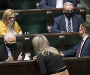 kaczyński w sejmie podpisuje książkę