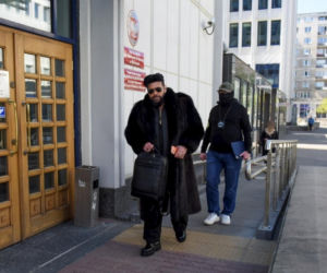 Krzysztof Rutkowski w futrze w sądzie