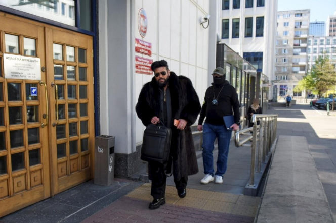 Krzysztof Rutkowski w futrze w sądzie