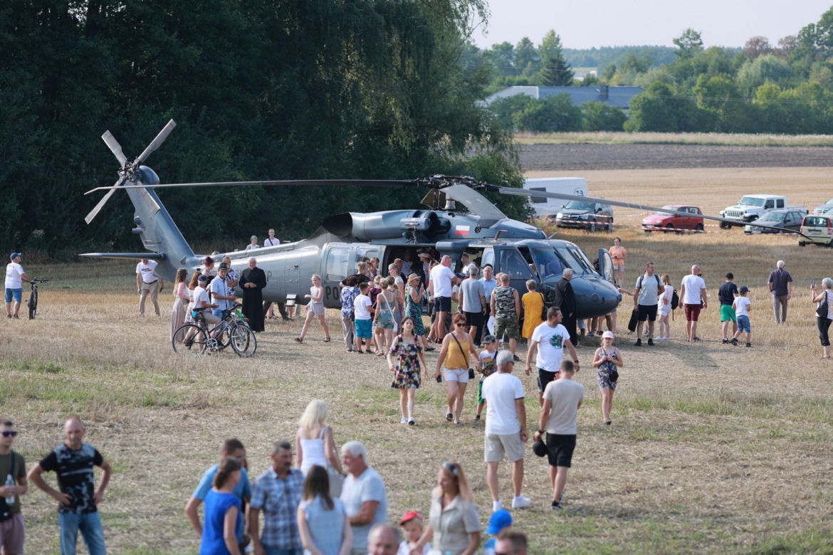 Groza na pikniku wojskowym. Policyjny Black Hawk zahaczył o linię wysokiego napięcia