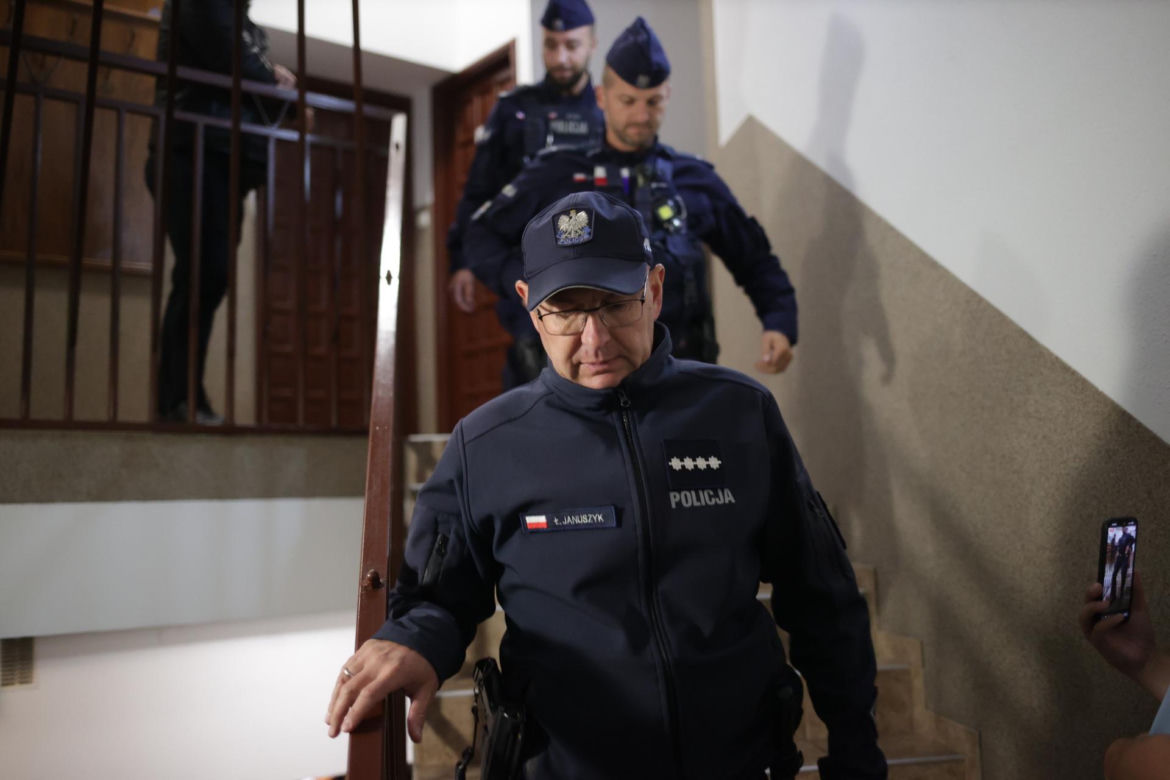 Biskup ewakuowany przez policję. Wierni krzyczeli: "Ty tchórzu!". Nocna awantura w parafii