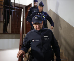 Biskup ewakuowany przez policję. Wierni krzyczeli: Ty tchórzu!. Nocna awantura w parafii