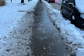 Gołoledź na warszawskich drogach. Ogromne utrudnienia, ostrzeżenia od prezydenta