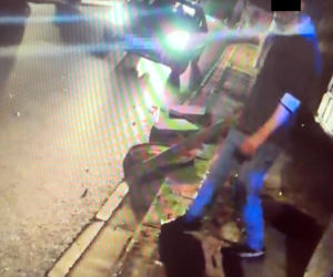 Agresywny mężczyzna dewastował przejeżdżające auta w Warszawie