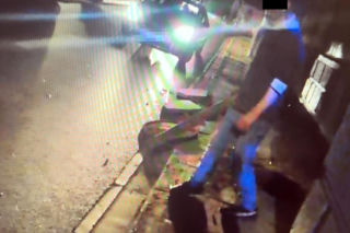 Agresywny mężczyzna dewastował przejeżdżające auta w Warszawie