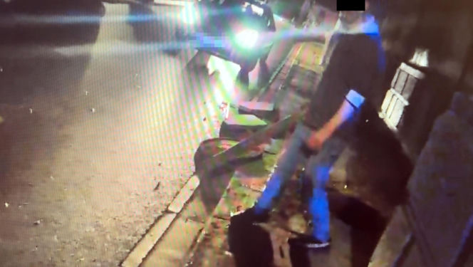 Agresywny mężczyzna dewastował przejeżdżające auta w Warszawie