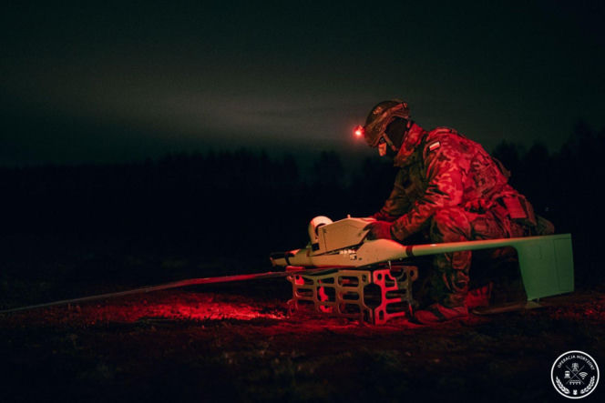 FlyEye na nocnej misji.  WOT monitoruje kluczowe obiekty z powietrza