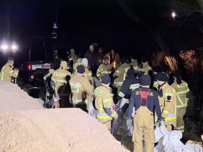 Wkra powyżej poziomu alarmowego. Na miejsce ruszyli strażacy