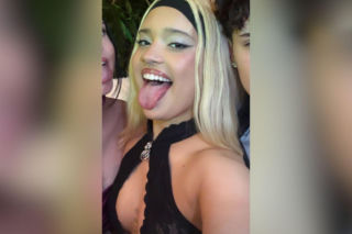 Sara James olśniła na studniówce! Odważne wycięcie i blond włosy