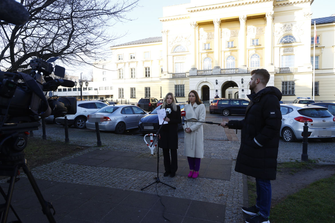 Policjanci, którzy rozbili radiowóz na drzewie, usłyszeli zarzuty! Posłanki interweniują w Komendzie Stołecznej Policji 
