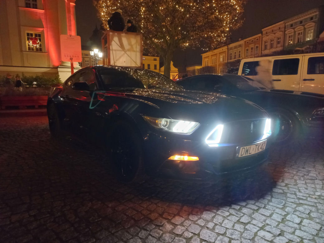 Świąteczny Zlot Amerykańskich Samochodów na Rynku w Lesznie