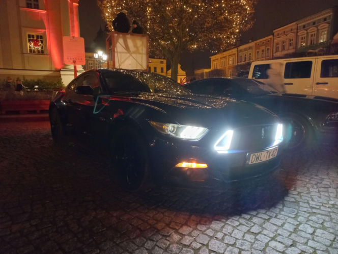 Świąteczny Zlot Amerykańskich Samochodów na Rynku w Lesznie