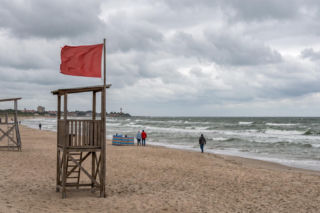 Zakaz kąpieli w Bałtyku! 30 miejsc, znane kurorty na liście