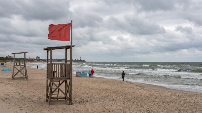 Czerwone flagi nad Bałtykiem. Na tych kąpieliskach nie wejdziesz do wody