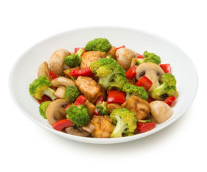 Sałatka brokułowa z kurczakiem – pożywne, szybkie i pełne smaku danie na lunch lub kolację