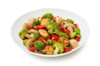 Sałatka brokułowa z kurczakiem – pożywne, szybkie i pełne smaku danie na lunch lub kolację