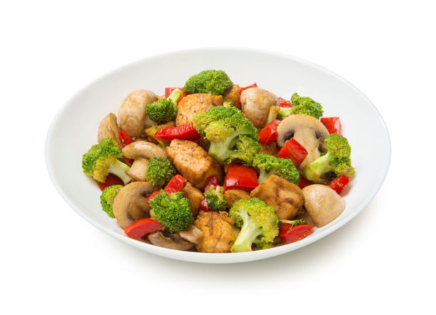 Sałatka brokułowa z kurczakiem – pożywne, szybkie i pełne smaku danie na lunch lub kolację