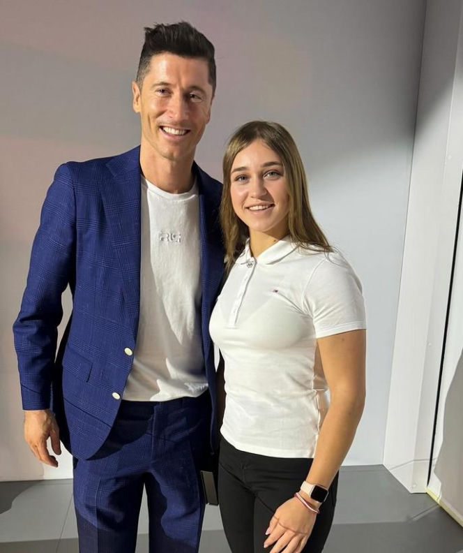 Julia Szeremeta pod wodospadem