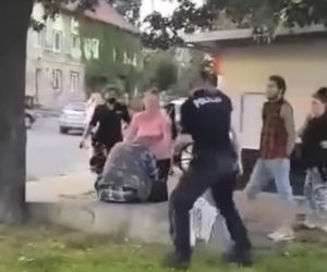 W Pastuchowie biją policję