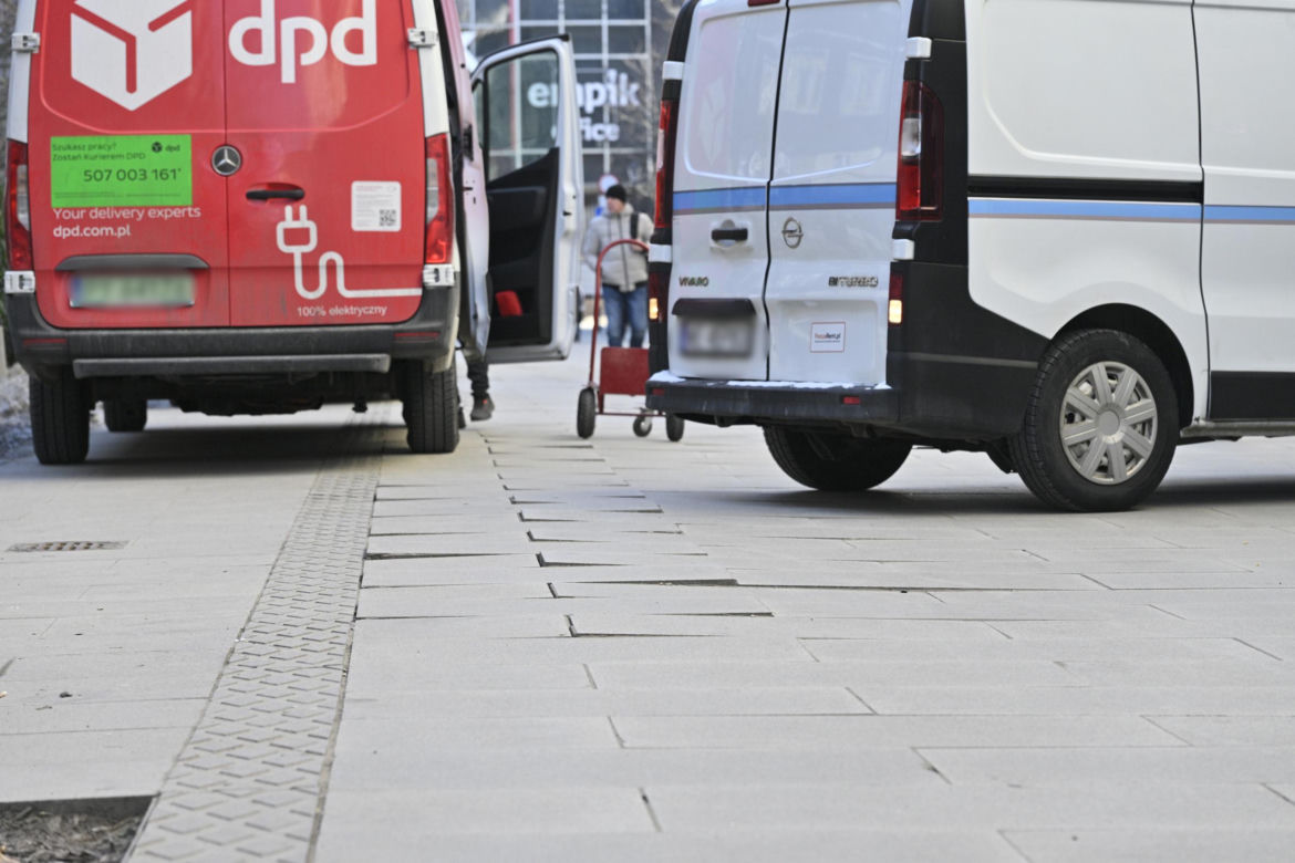 Deptak w centrum Warszawy za miliony w ruinie? Urzędnicy uspokajają, a internauci grzmią!