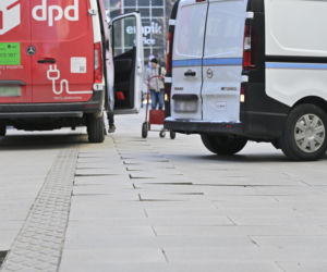 Deptak w centrum Warszawy za miliony w ruinie? Urzędnicy uspokajają, a internauci grzmią!