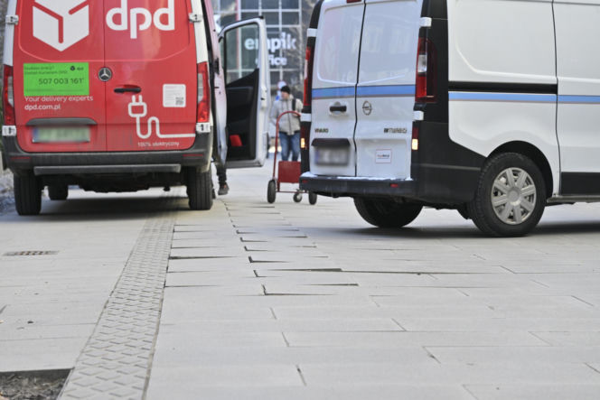 Deptak w centrum Warszawy za miliony w ruinie? Urzędnicy uspokajają, a internauci grzmią!