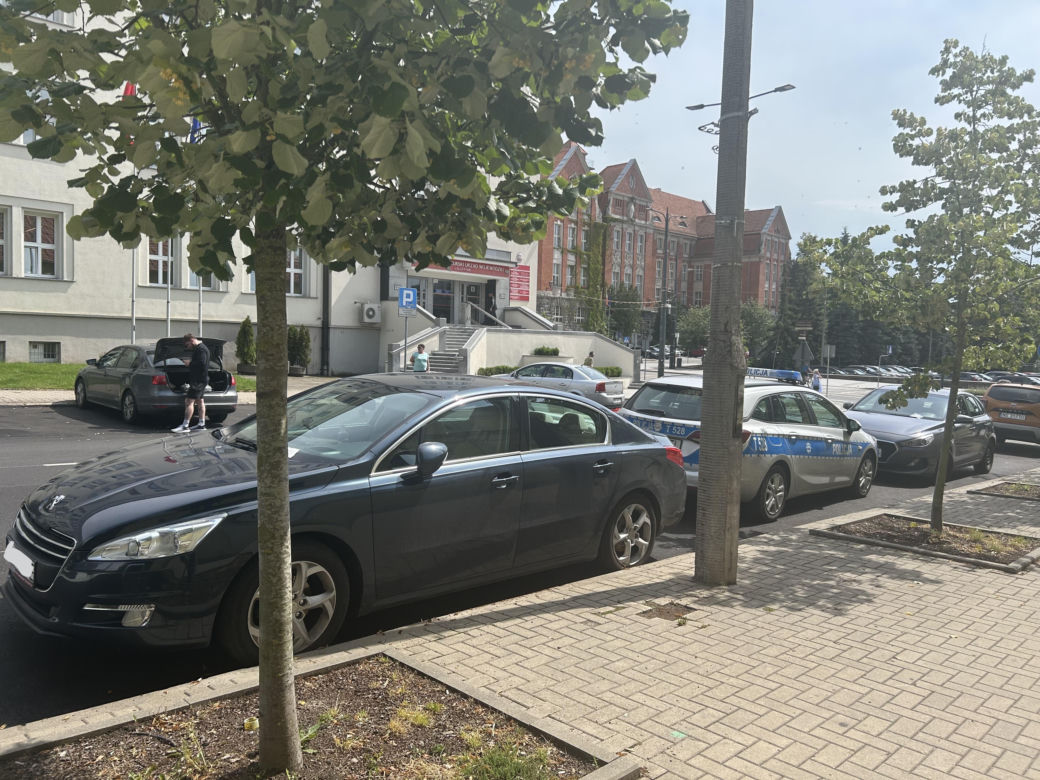 Zmiany na Kopernika. Kierowcy parkują na jezdni