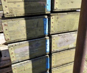 Skrzynie drewniane różne (306 szt.) - pakiet zawierający 12 poz. asort. (wg oddzielnego wykazu), w tym m.in.: skrzynie drewniane do moździerzy, skrzynie do petard itp.