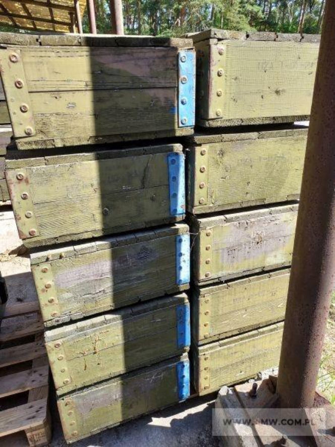 Skrzynie drewniane różne (306 szt.) - pakiet zawierający 12 poz. asort. (wg oddzielnego wykazu), w tym m.in.: skrzynie drewniane do moździerzy, skrzynie do petard itp.