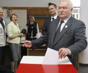 Lech Wałęsa głosuje w wyborach