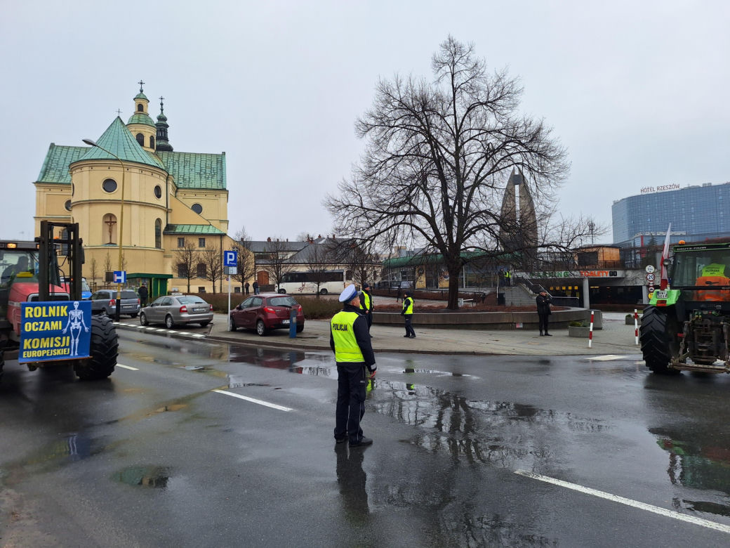 Rolnicy w Rzeszowie wyjechali na ulice. Trwa strajk generalny 